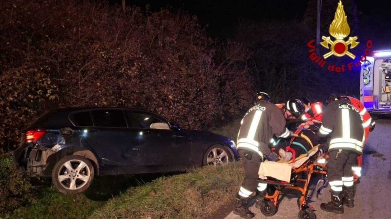 Esce di strada: conducente ferito estratto dai Vigili del Fuoco