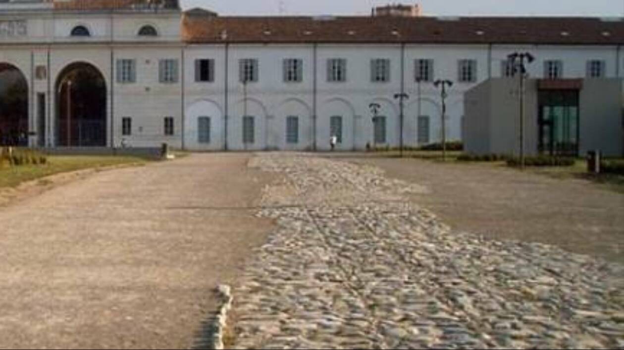 Con un palo di ferro tenta di accedere a struttura in zona rossa: denunciato a piede libero