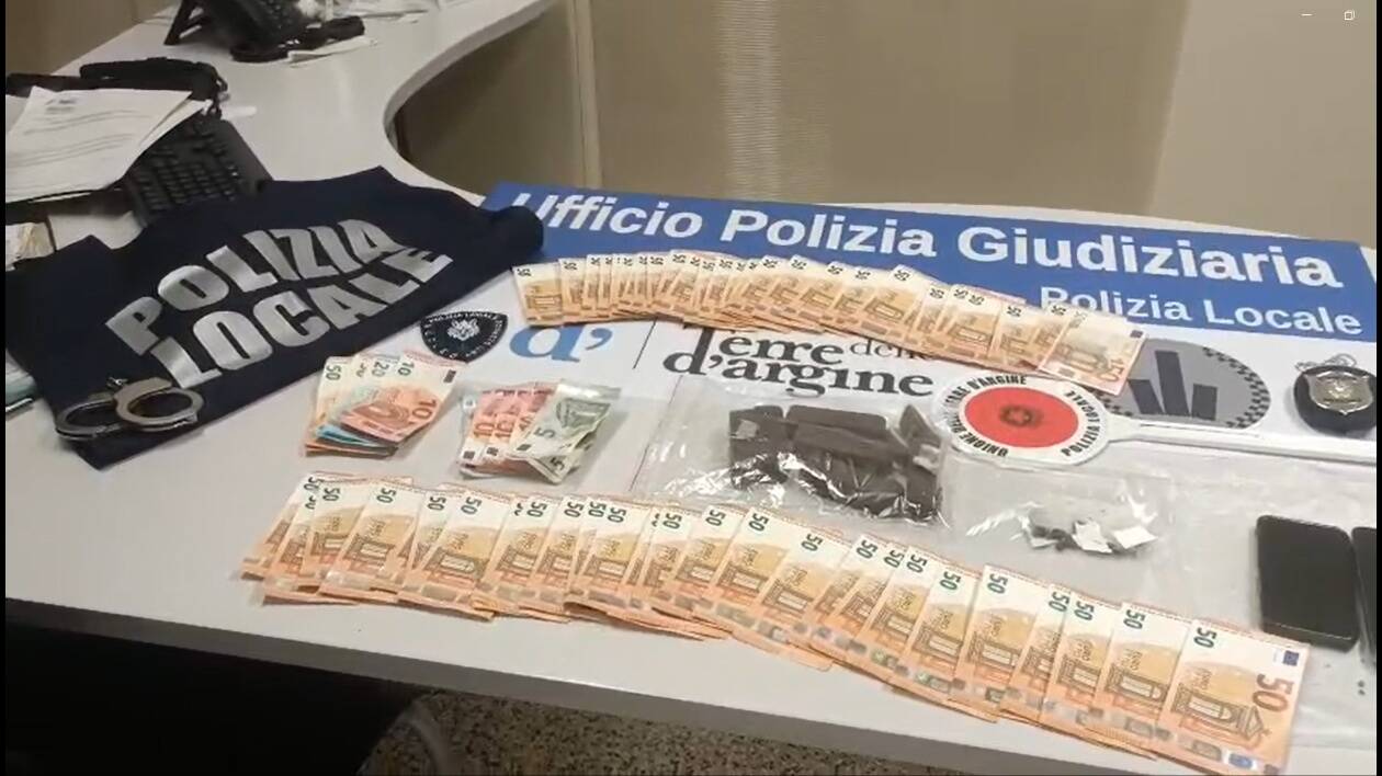 Carpi, arrestato spacciatore tunisino: nella sua casa hashish e 3mila euro in contanti