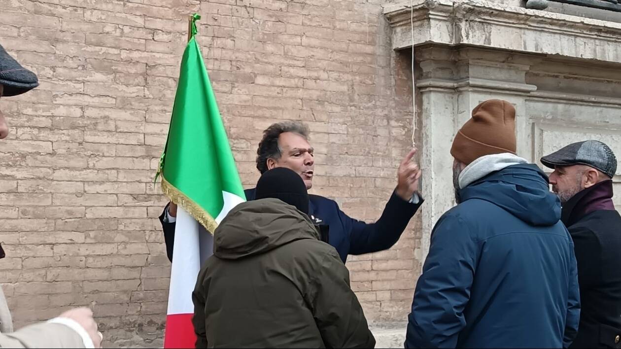 Targa contestata, Mezzetti: 'Colpito dall'anziano col tricolore spostato a forza'