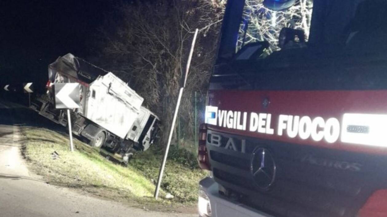 Mirandola, schianto tra due camion sul Canaletto: autista all'ospedale in elisoccorso