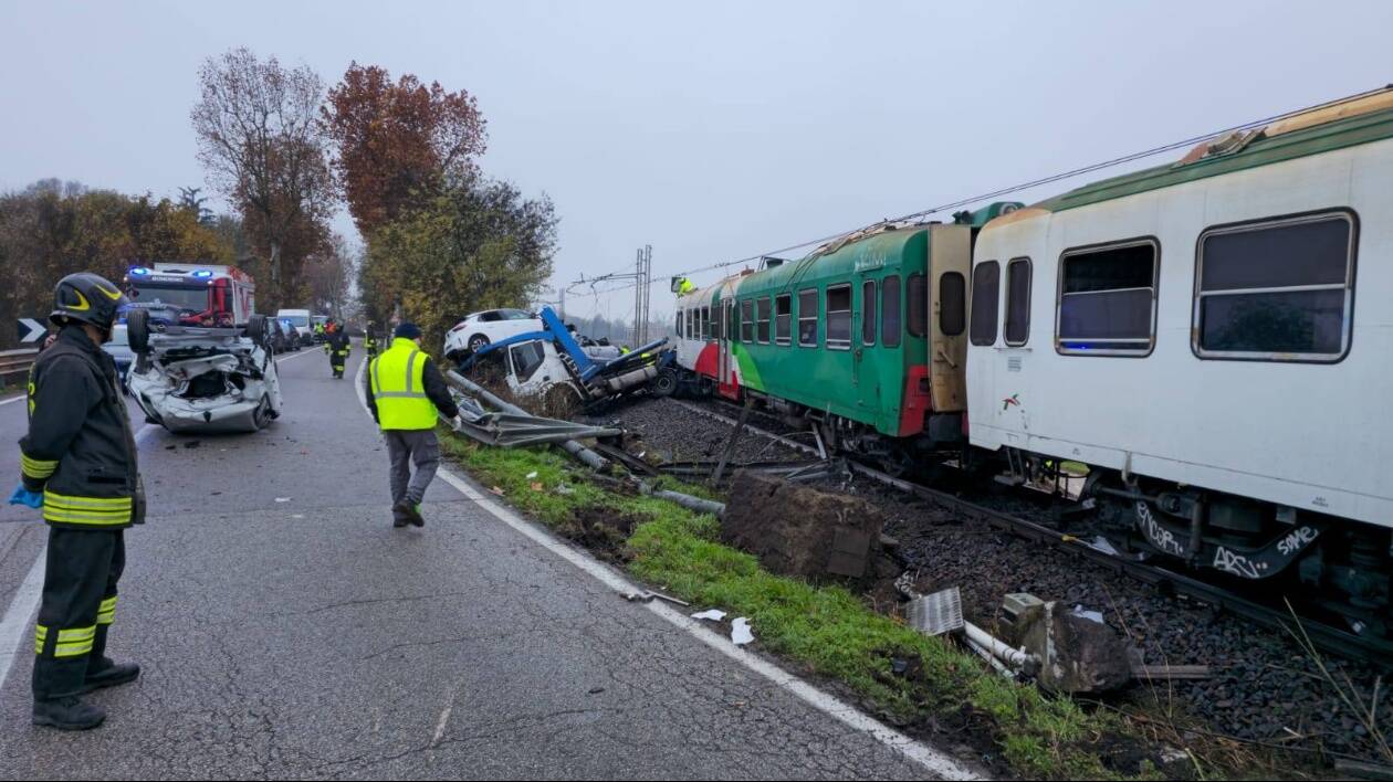 Bondeno, scontro tra un camion bisarca e un treno regionale: 4 feriti