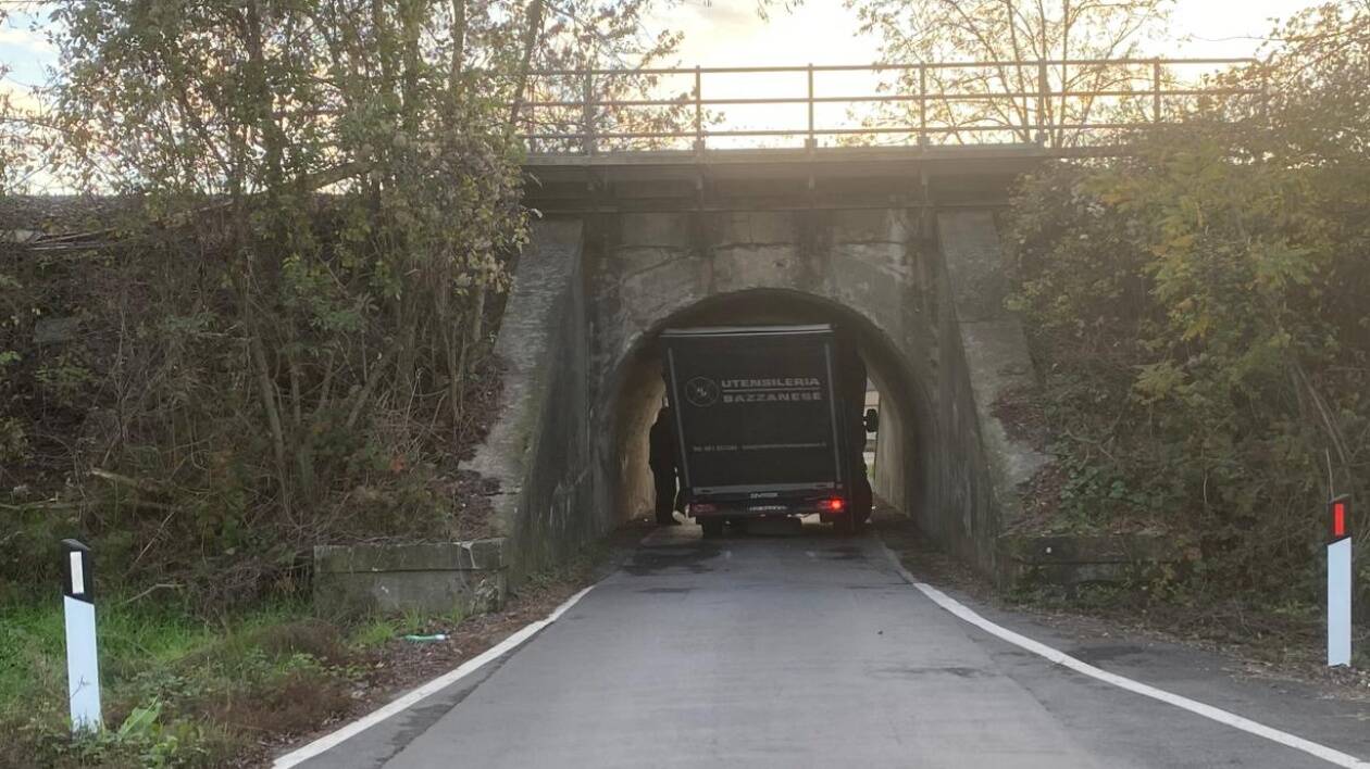 Stradello Sottopassaggio a Modena est, furgone incastrato