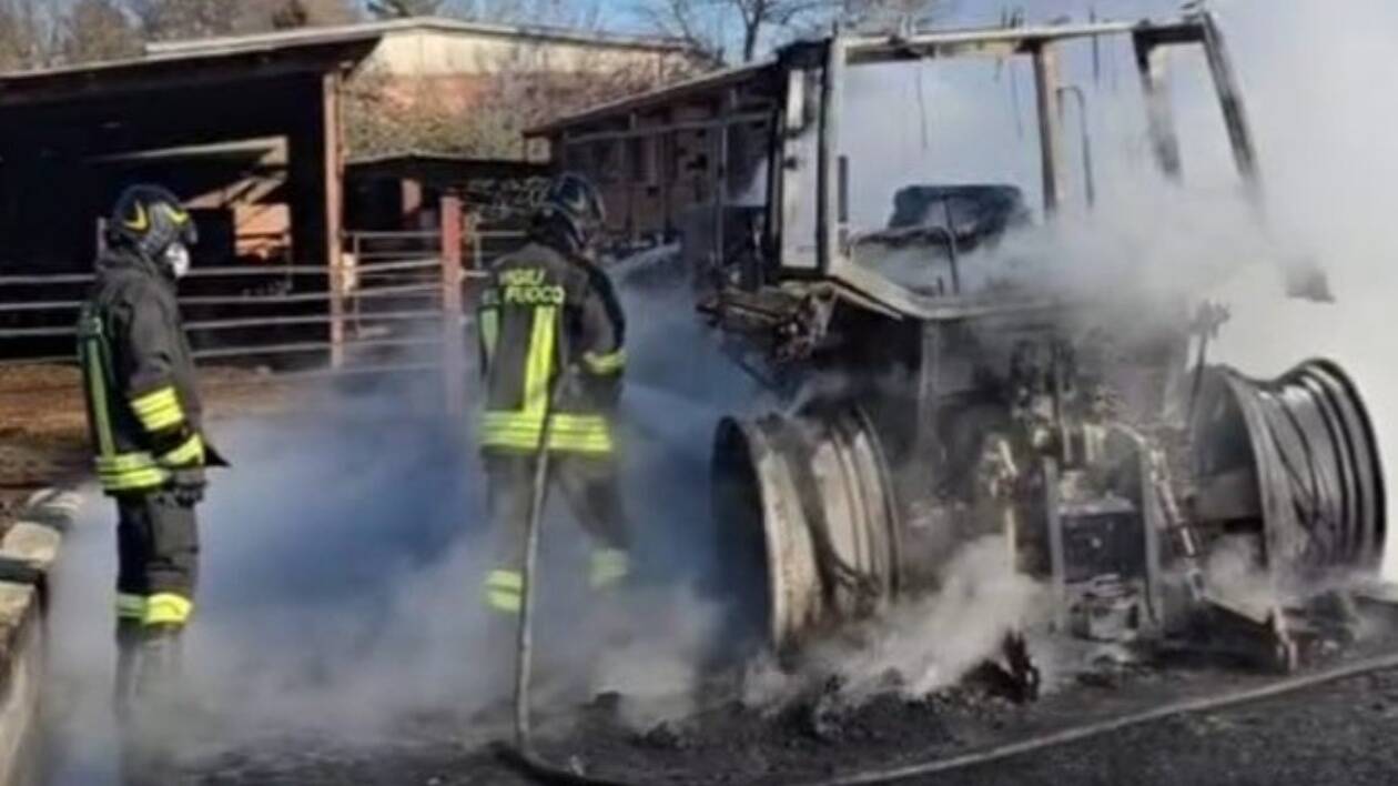 Formigine, in fiamme un trattore agricolo