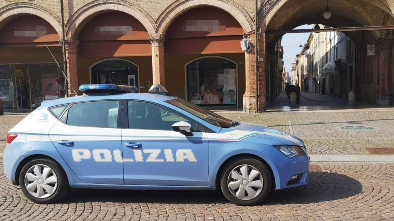 Carpi, clamoroso colpo in gioielleria in pieno centro. Il sindaco: 'Qui non c’è spazio per la criminalità'