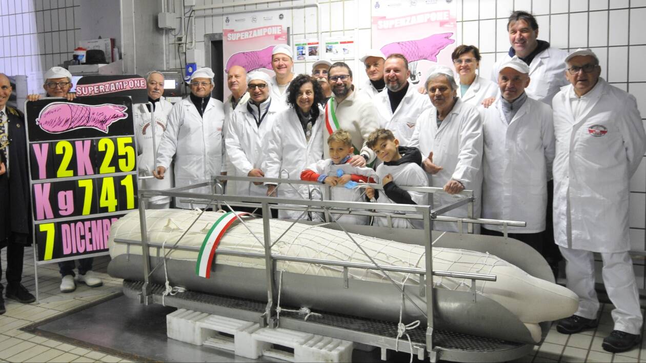 Il SuperZampone è insaccato: pesa 741 kg