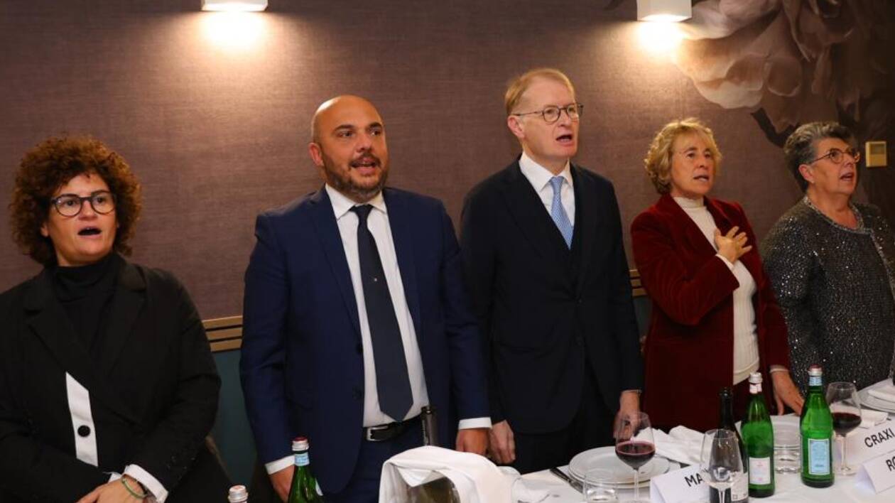 Modena, in 300 alla cena di Natale di Fratelli d'Italia con Malan