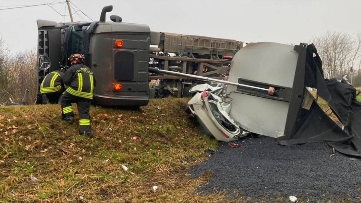 Camion si ribalta nel Bolognese, 58enne muore schiacciata nella sua auto