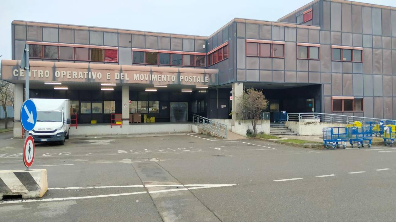 Tragedia a Modena, portalettere muore di infarto nel centro logistico. La Cgil: 'Mancava defibrillatore'