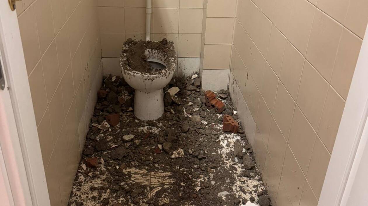 Nonantola, crolla il soffitto del bagno della scuola Cervi: tragedia sfiorata