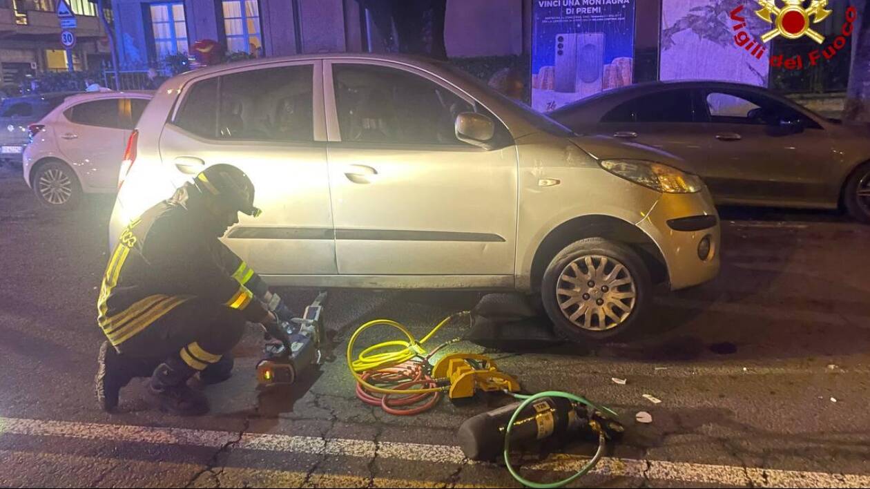 Coppia di anziani e cane travolti e rimasti incastrati sotto l'auto: gravi all'ospedale, caos in Largo Garibaldi