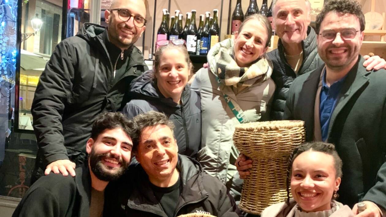 Modena, 10 anni di Lambruscheria: flash mob collettivo con un brindisi