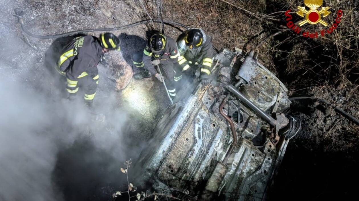 Montecreto, auto esce di strada e si incendia: salvi i due occupanti