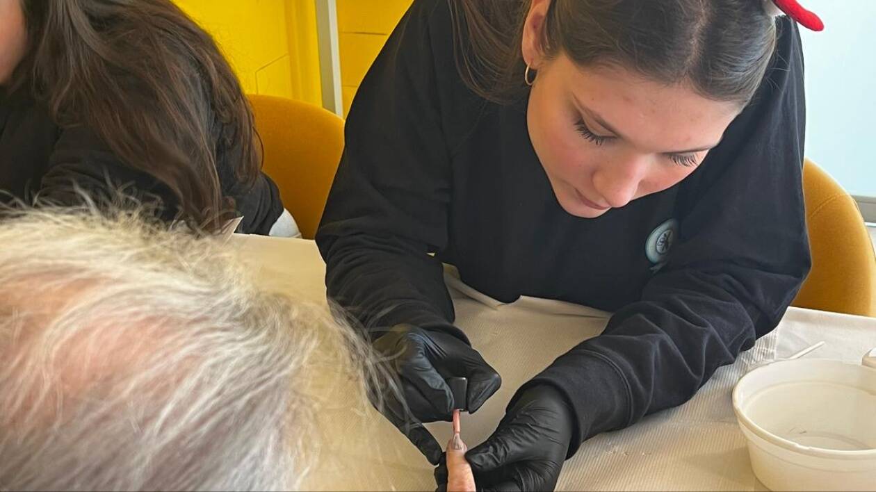 Trucco e 'parrucco' per le ospiti della Cra, omaggio degli allievi Ial