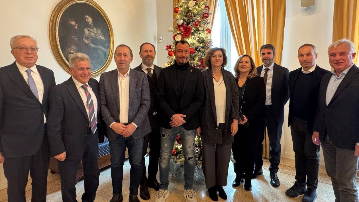 Figurine Panini, finanza e Barbi testimonial: San Felice Banca chiude l'anno così