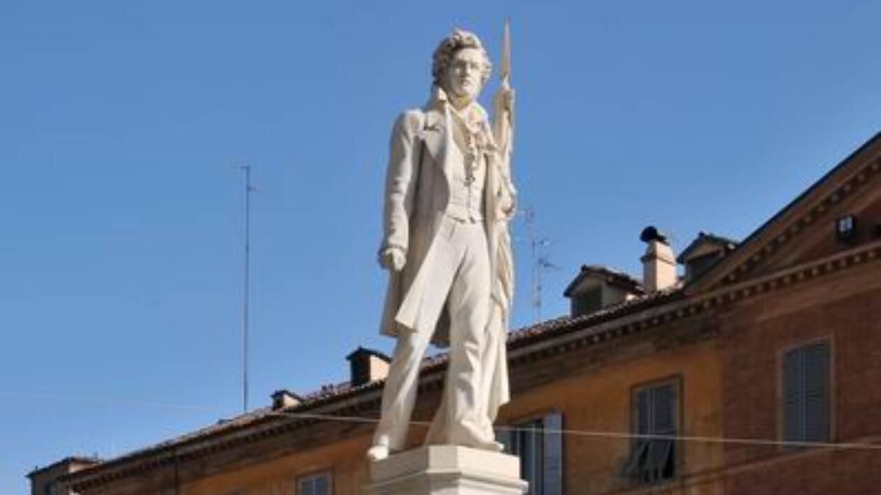 Modena, un fiore per il Tricolore italiano e per protestare contro la lapide sbagliata su Palazzo ducale