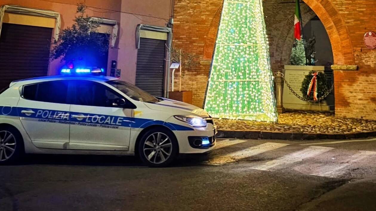 Castelfranco, inseguimento per le strade di campagna: finisce la corsa nel fossato
