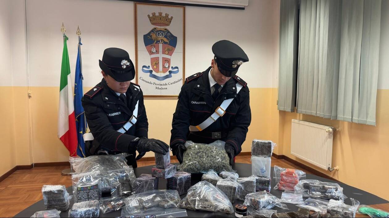 Spaccio, arrestato 26enne carpigiano: aveva 13 chili di hashish