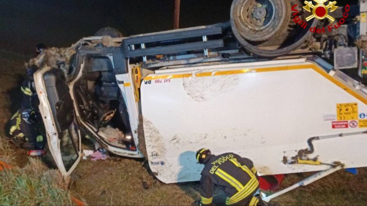 Camion dei rifiuti esce di strada: conducente estratto dai Vigili del Fuoco