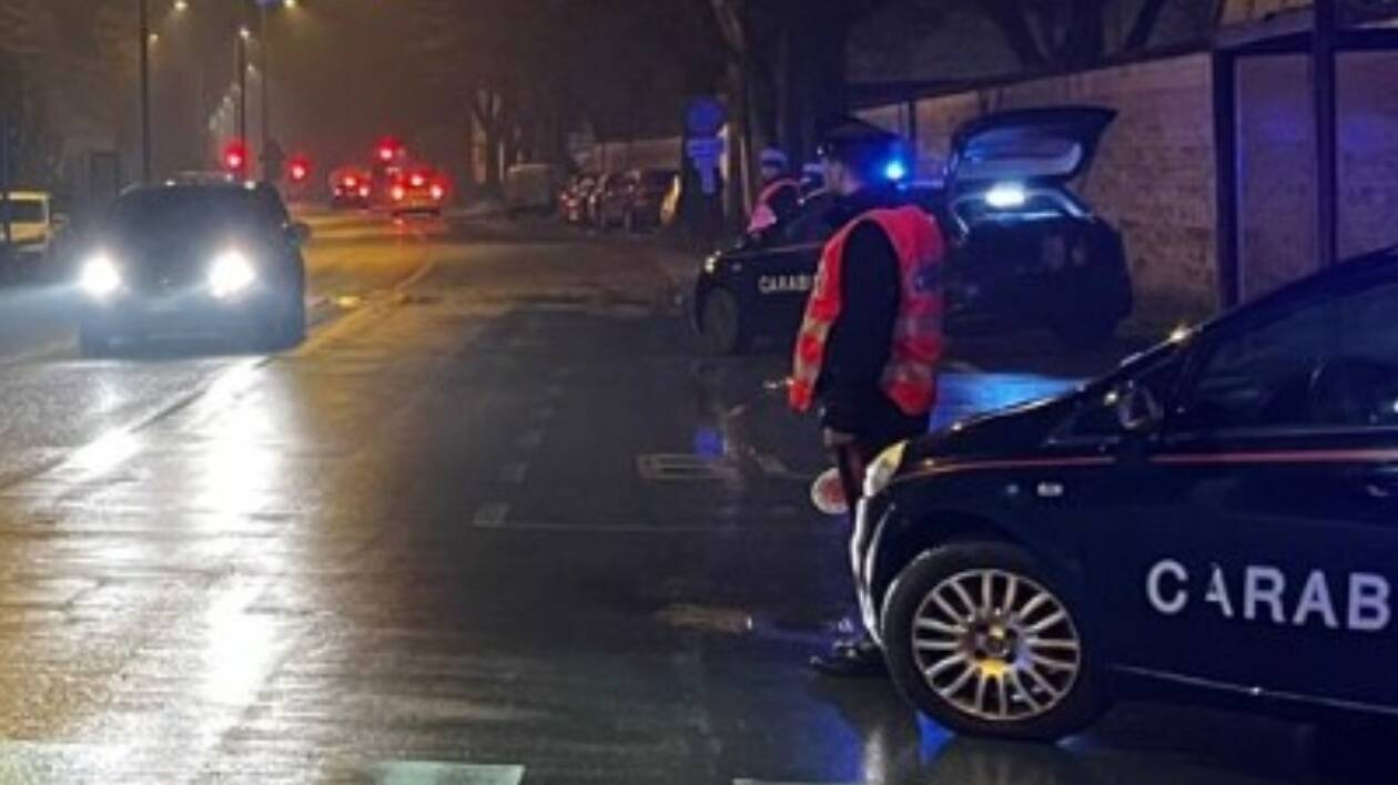 Modena, arancia meccanica in centro: calci e pugni a un passante, arrestati due minorenni e due 18enni