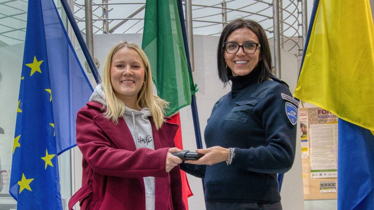Modena, due portafogli ritrovati e consegnati alla polizia locale