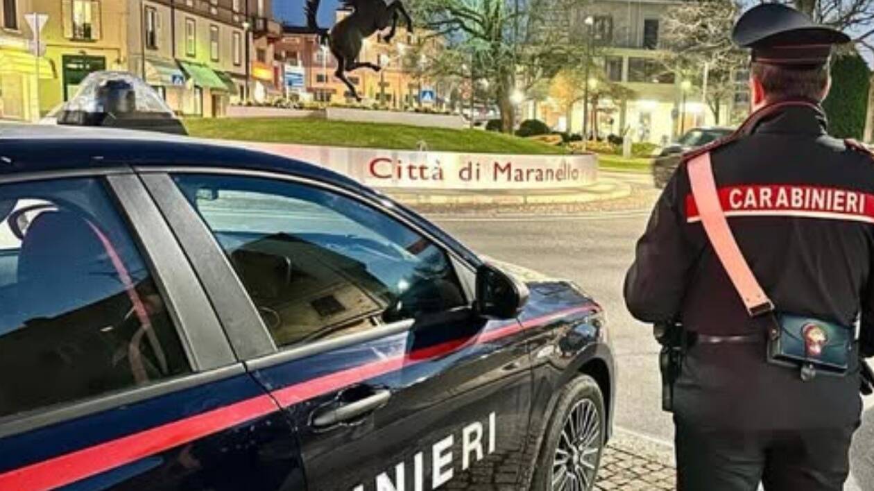 Maranello, 16enne aggredito con machete da gruppo di minori: botte e tagli al volto e alla mano