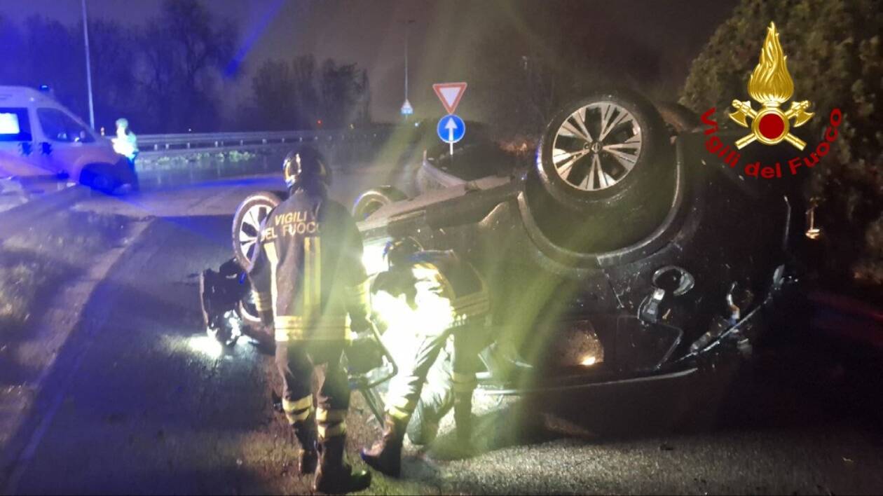 Esce di strada in tangenziale: trovato illeso fuori dall'auto