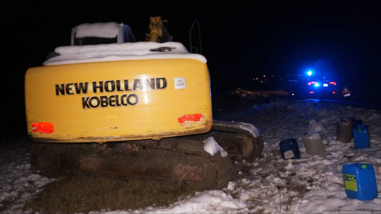 Pavullo: rubano gasolio da un escavatore, arrestati due fratelli