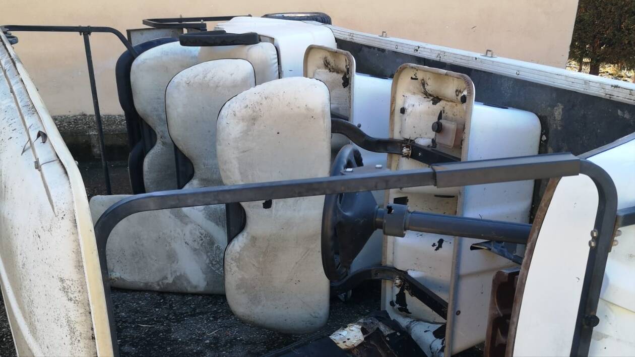 San Cataldo: sfondano recinzione del cimitero e tentano di dare fuoco ad un golf cart. Il Comune denuncia