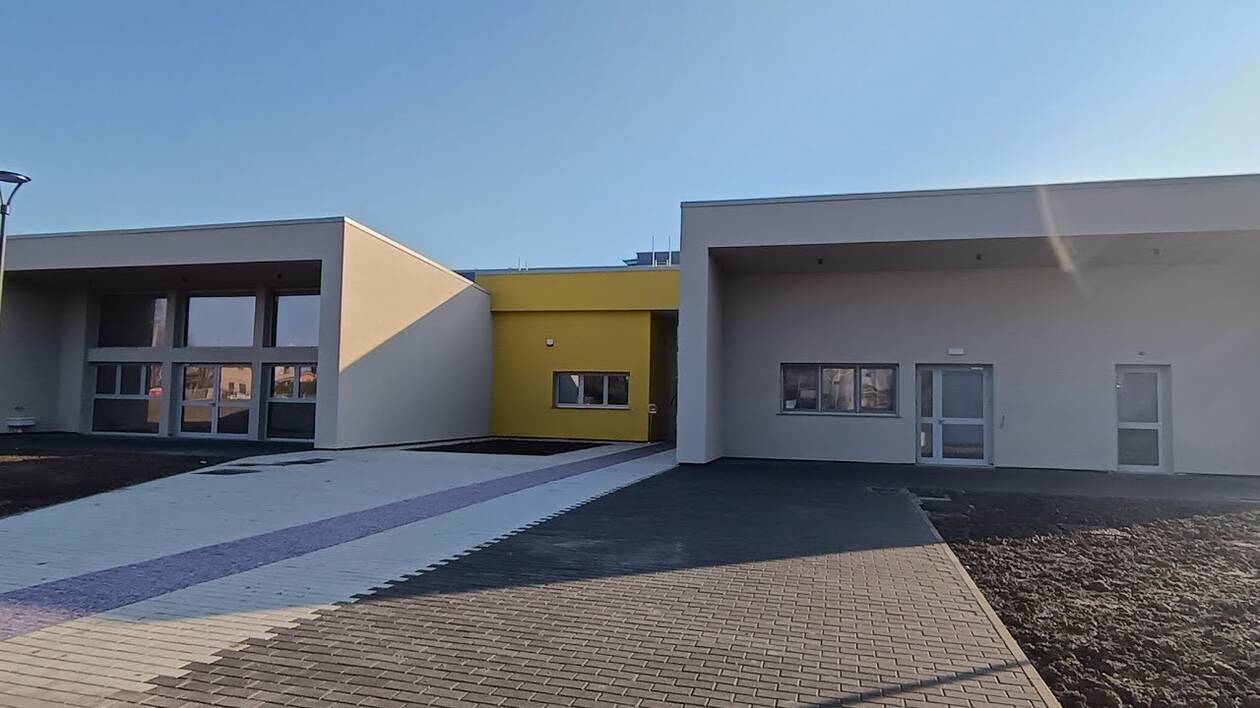 Una nuova scuola di infanzia a Villanova: ampi spazi, ma senza giochi in giardino