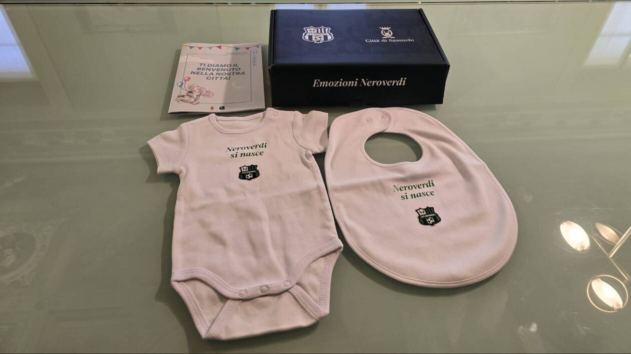 Tutina e bavaglino neroverde per tutti i nuovi nati sassolesi