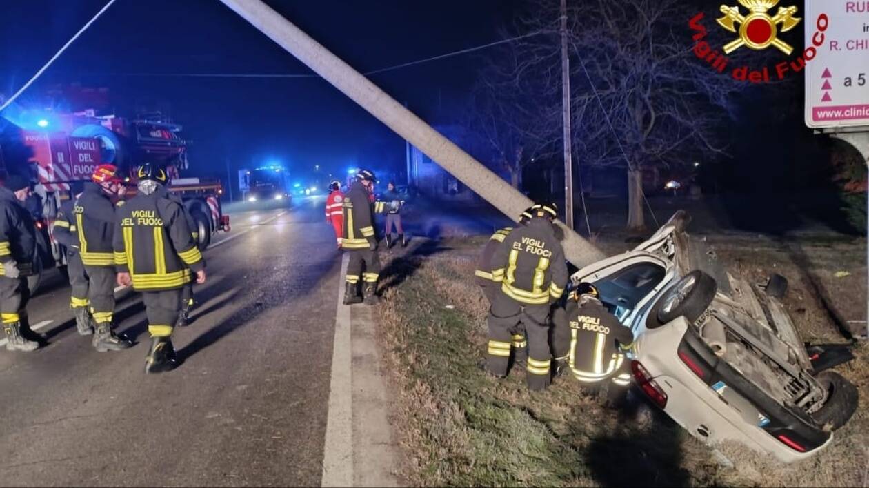 Esce di strada, estratto dall'auto dai Vigili del Fuoco