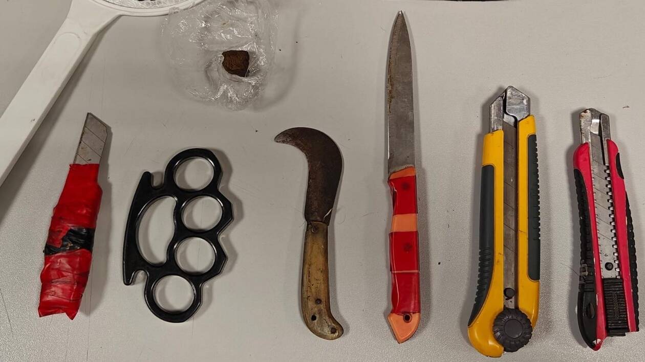 Modena, fermato con tirapugni e armi da taglio