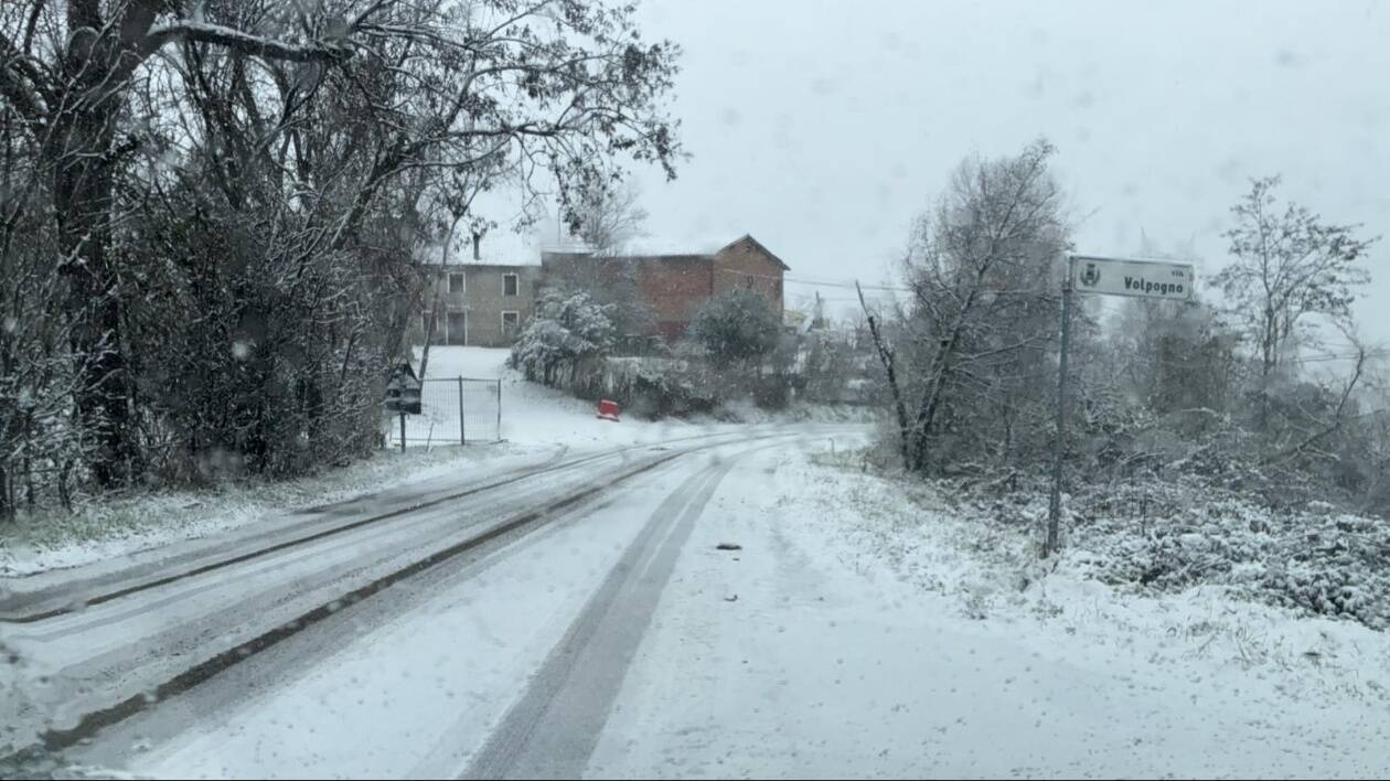 Nevica in tutta la provincia, ma la festa limita i disagi