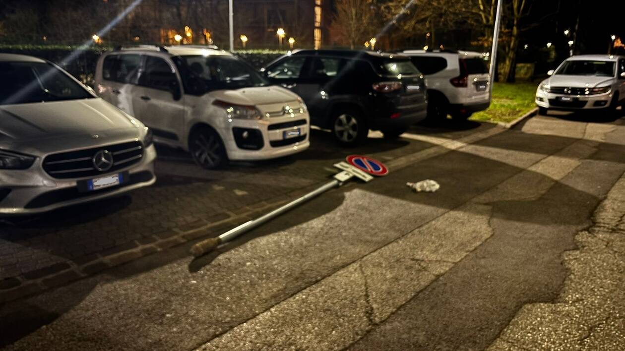 Modena, sradica palo stradale e si scaglia contro le auto: denunciato tunisino