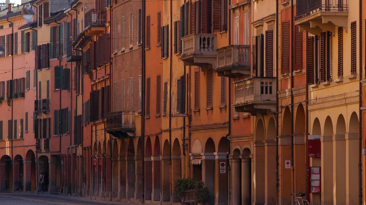 Vivere a Bologna tra portici e traffico: quali infissi