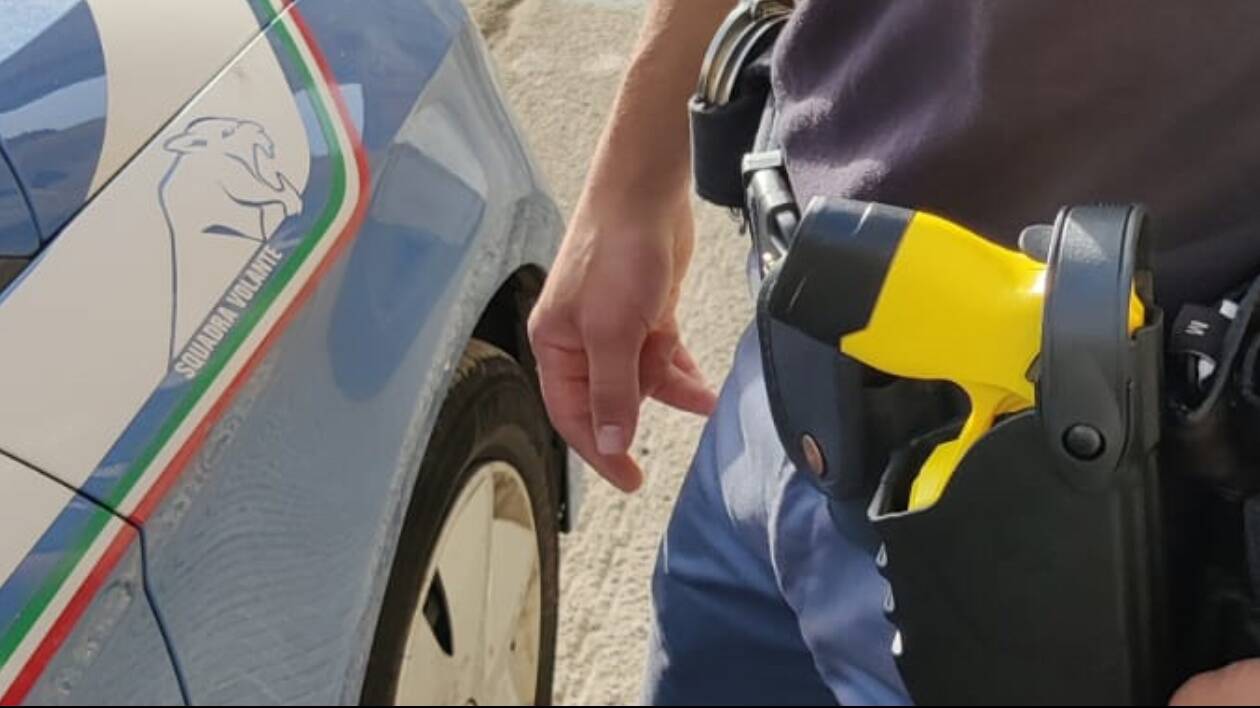 Carpi, aggredisce il titolare di un negozio in centro: tunisino fermato col taser