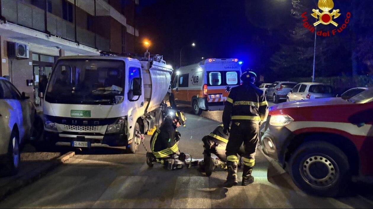 Modena, resta incastrato sotto il camion per i rifiuti: grave operaio
