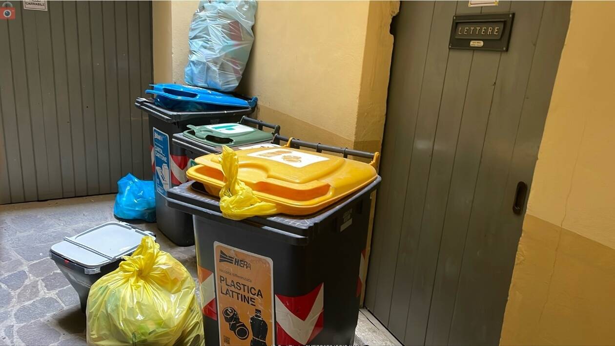 Modena, bidoni Hera davanti alla autorimessa: ingresso bloccato e non posso farci nulla