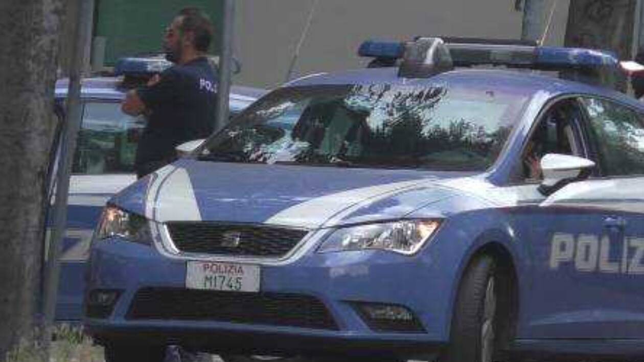 Tentato furto a un anziano in un centro commerciale di Modena, arrestati due rumeni