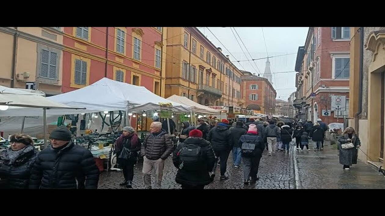 Fiera di Sant’Antonio a Modena: oltre 400 bancarelle, centro storico preso d’assalto nonostante il tempo incerto