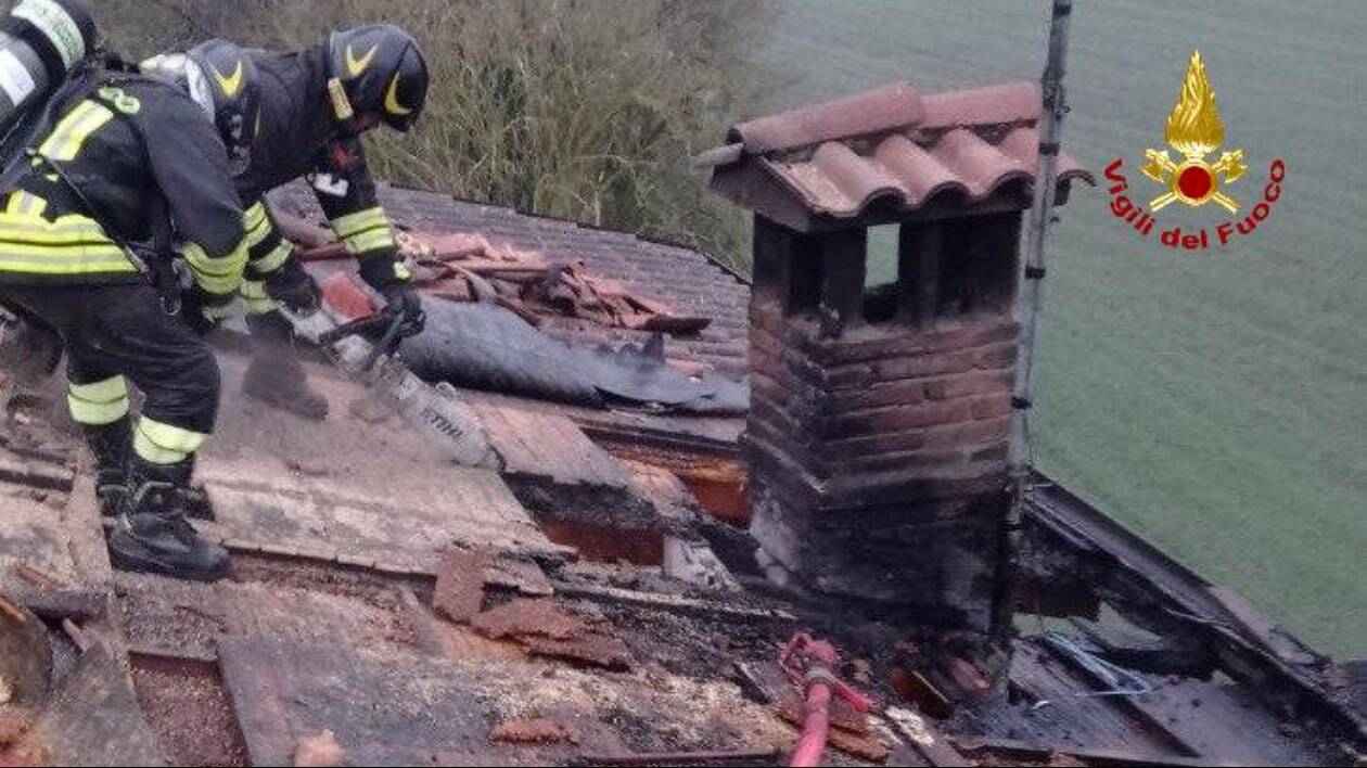 Crevalcore, a fuoco un tetto ventilato: vigili del fuoco salvano la struttura