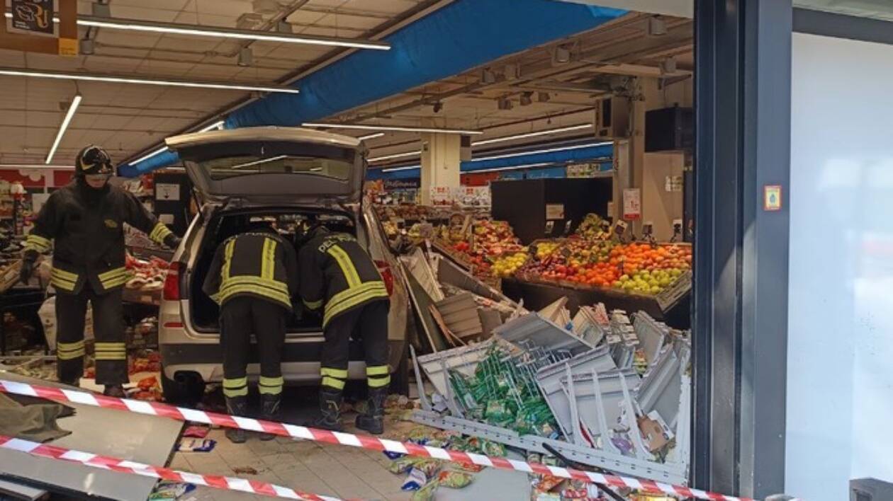 Carpi, perde controllo dell’auto e sfonda la vetrina del supermercato