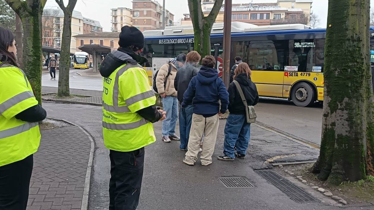 Gli Street Tutor davanti alle scuole diventano School Tutor: oggi primo giorno