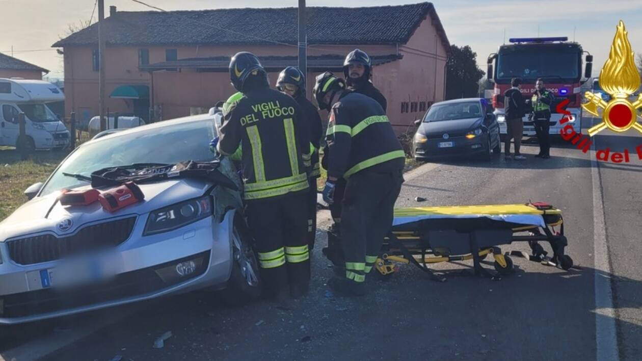 Modena, schianto sul Canaletto tra una corriera Seta e 4 auto: undici persone ferite