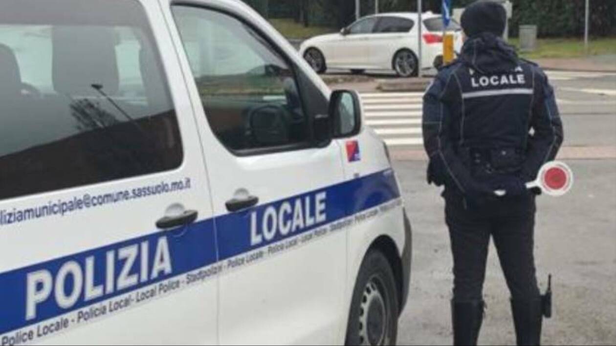 Creano un finto incidente, ma la telecamera del Comune li riprende: tre denunciati alla PL
