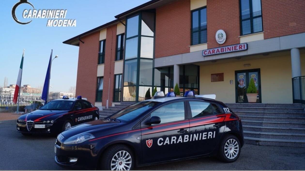 Carpi, rubano spray urticante e lo usano nei confronti del titolare del negozio: fermati 4 stranieri