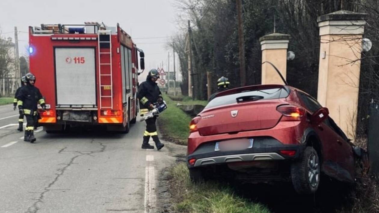 Carpi, auto a Gpl esce di strada: conducente salvo