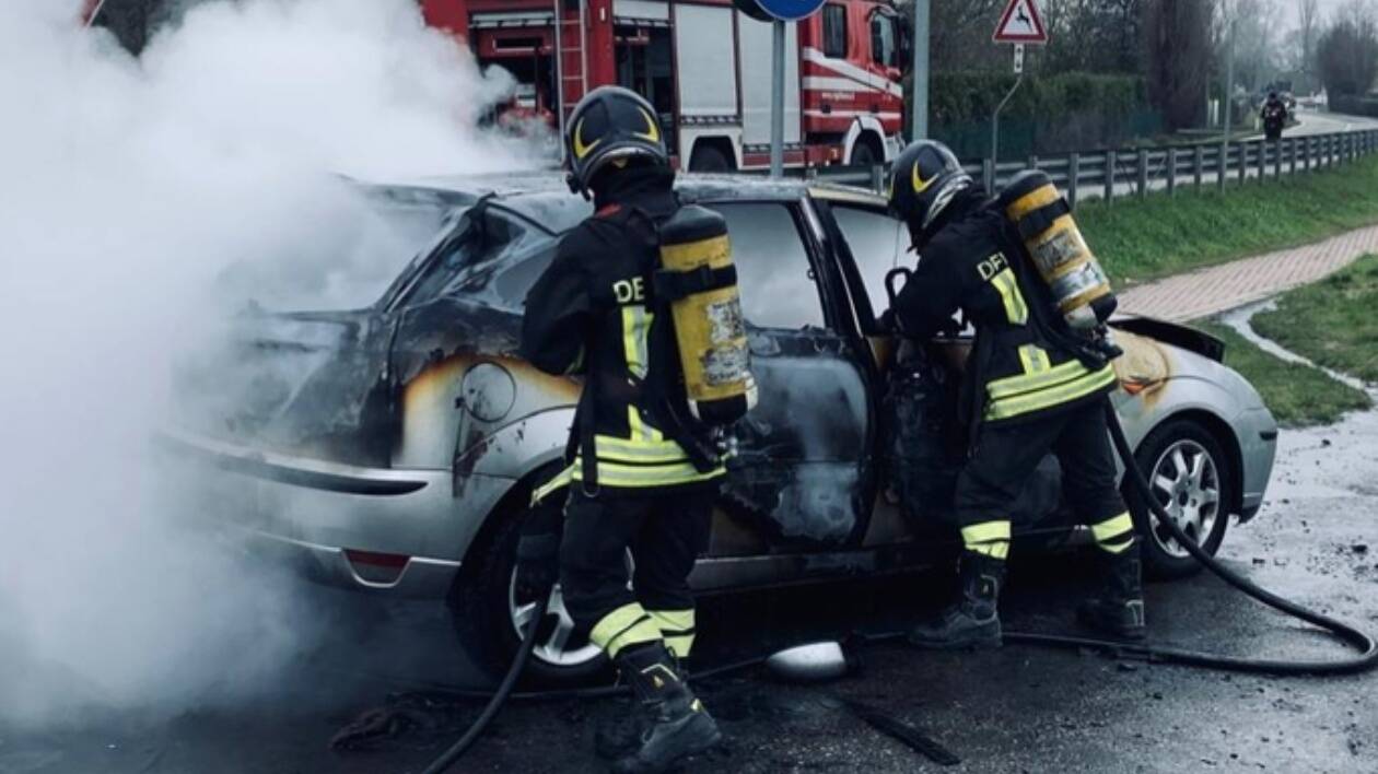 Carpi, auto prende fuoco su via Canalvecchio: conducente illesa