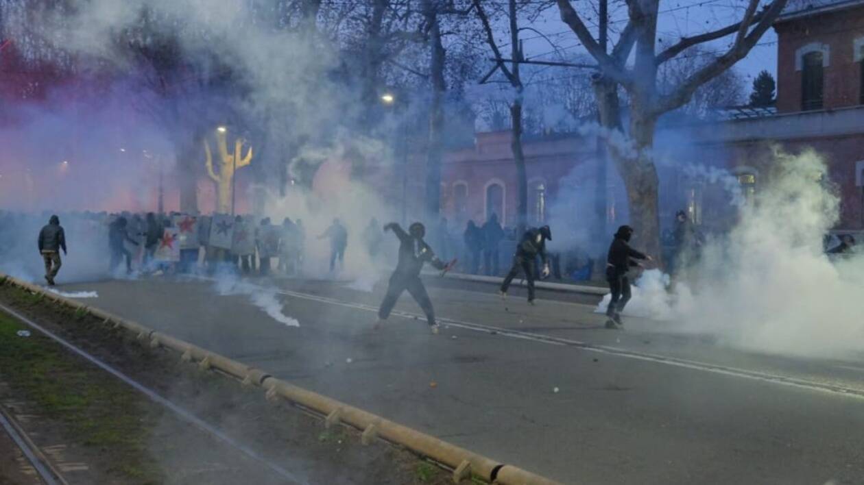 'Vile aggressione dal centro sociale Askatasuna: solidarietà al poliziotto'